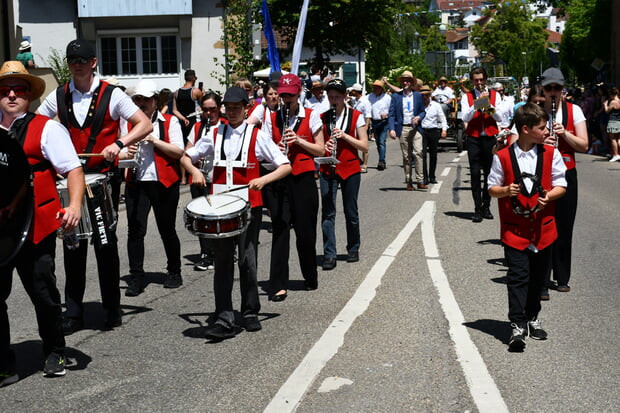 ...ganz viel Musik geh&ouml;rt in G&uuml;glingen beim Maienfestumzug dazu....