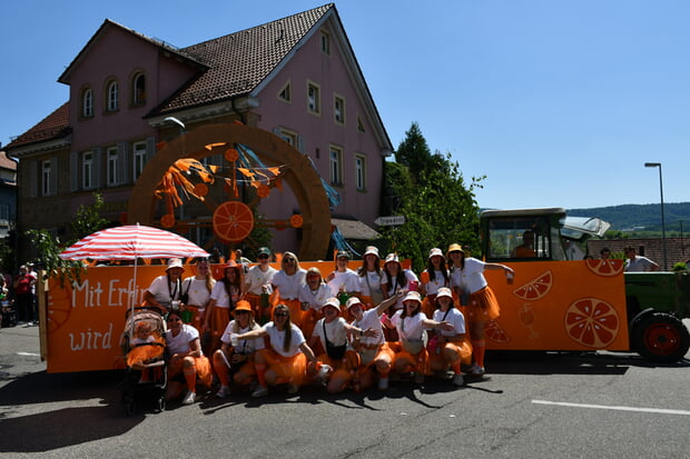 ...gute Laune in aperol-farbenen Kost&uuml;men....