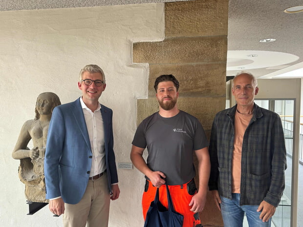 B&uuml;rgermeister Michael Tauch (l.) und Bauamtsleiter Edwin Gohm (r.) begr&uuml;&szlig;en den neuen Mitarbeiter Noah Davids. Herr Davids hat am 1. Juni 2026 als Mitarbeiter im Bauhof begonnen. Herzliche Willkommen im Team.&nbsp;