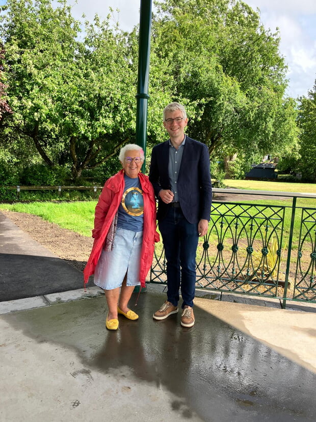 B&uuml;rgermeister Michael Tauch mit seiner Amtskollegin Margaret Cooksey aus Dorking.