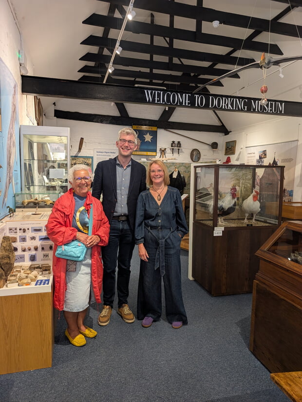 Margaret Cooksey und Michael Tauch im Dorking Museum mit dessen Leiterin Kathy Atherton.