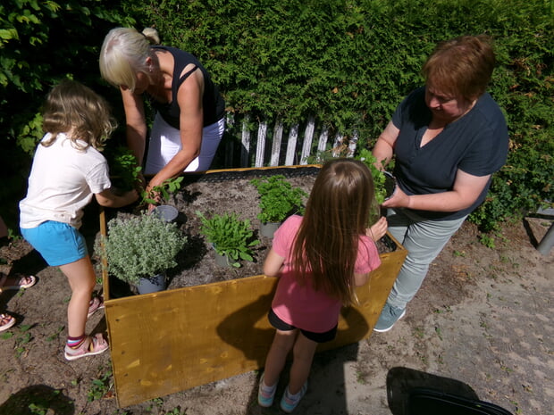 Kinder helfen beim Bepflanzen