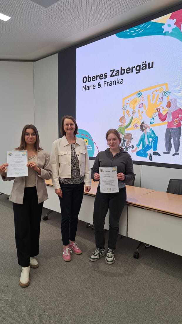 Franka Kientsch (l.i.B.) und Marie Kenngott mit Klimaschutzmanagerin Serina Hirschmann