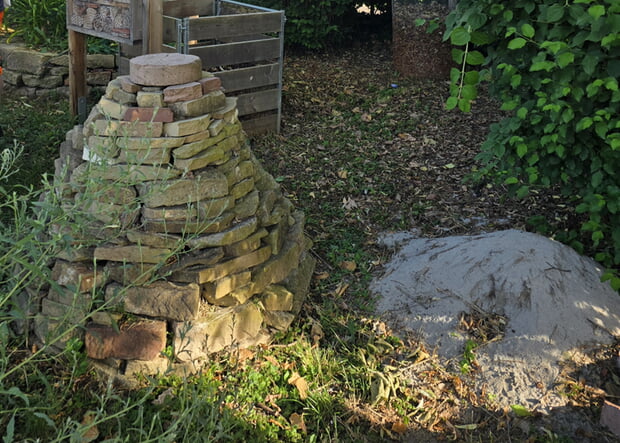 Schöner Hingucker im naturnahen Garten: Ein Plätzchen für kleine Lebewesen.