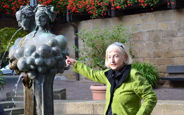 Ursula Stock &ouml;ffnet im Saal der Herzogskelter den Blick auf die Kunstwerke in G&uuml;glingen.