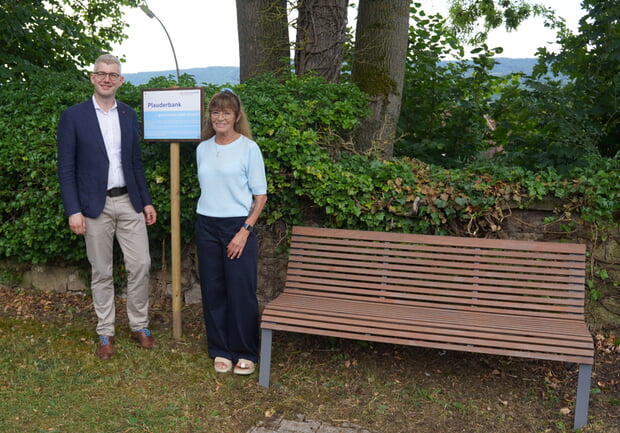 B&uuml;rgermeister Michael Tauch und Petra Metsch an der Plauderbank auf dem Friedhof in G&uuml;glingen. Am ersten und dritten Donnerstag im Monat sitzt Petra Metsch bei gutem Wetter als Ansprechpartnerin f&uuml;r Trauernde ehrenamtlich auf dem B&auml;nkle.