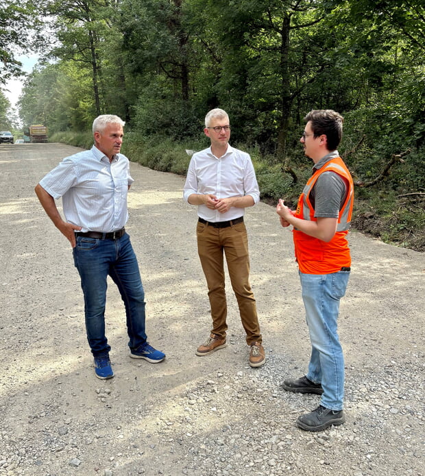 Informieren sich über den Stand der Sanierungsarbeiten auf der L1110 (v.l.) Sachsenheims Bürgermeister Holger Albrich, Güglingens Bürgermeister Michael Tauch und Projektleiter Vincenz Zegowitz.