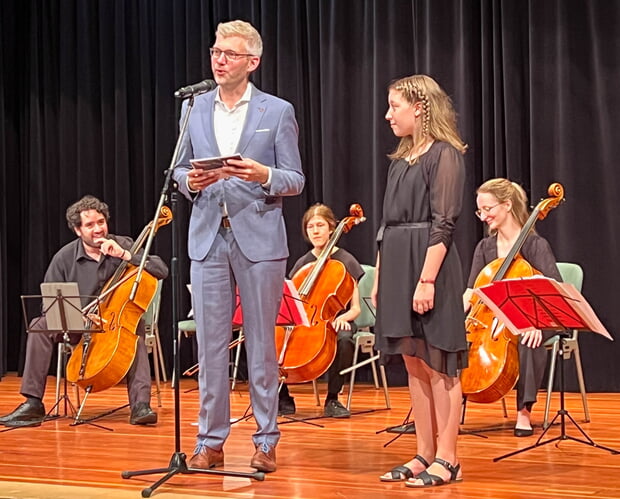 Bürgermeister Michael Tauch ehrte die erfolgreiche Musikerin Emma Weber beim Cellissimo-Konzert.