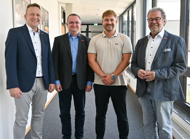 Sachverständigenvereidigung bei der Handwerkskammer mit Hauptgeschäftsführer Ralf Schnörr (v. li.), Andreas Blatt von der Rechtsabteilung, dem neuen Sachverständigen Daniel Beck sowie Präsident Ralf Rothenburger. Foto: Kerstin Colak