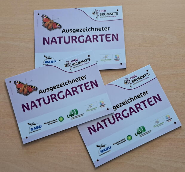 Am Dienstag, 28. Juli, finden um 17.00 Uhr im Deutschen Hof am Weinbrunnen die Siegerehrungen von Naturgartenwettbewerb und STADTRADELN statt. Neugierige Radlerinnen und G&auml;rtner sind herzlich eingeladen, den Gewinnern Applaus zu spenden. Im Bild sehen Sie die begehrten Schilder f&uuml;r die Preistr&auml;ger des Naturgartenwettbewerbs. Bei Regen findet die Veranstaltung im Rathaus statt.