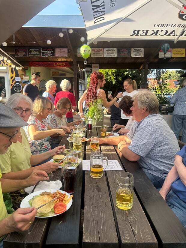 Sommerwetter, gute Gesellschaft, Essen und kühle Getränke