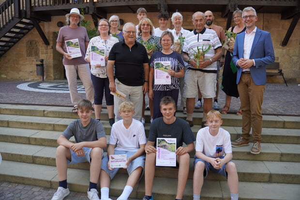 Alle Preisträger von Stadtradeln und Naturgartenwettbewerb mit Bürgermeister Tauch.
