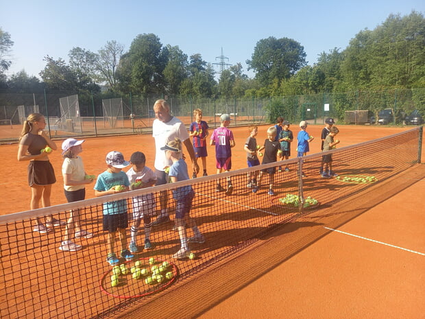 ...sportlich beim Tennis....