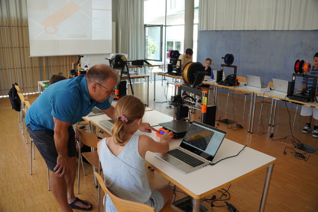 ...konzentriert beim 3D-Drucken.....