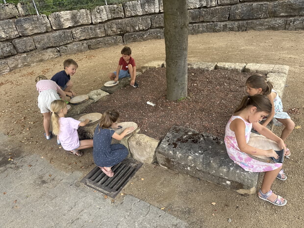...oder im Hort. Wir wünschen allen Kindern und Jugendlichen schöne Sommerferien.