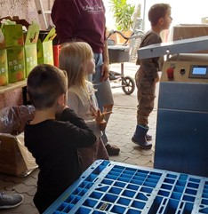 Interessierte Kinder in der Mosterei