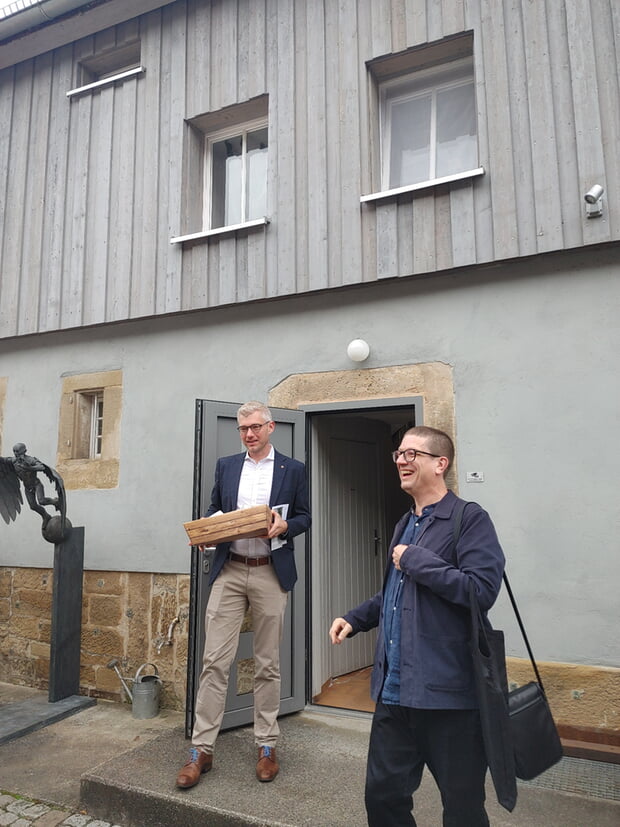 Michael Tauch (l.) und Ivo Stilling im Hof des Gunther Stilling Hauses.