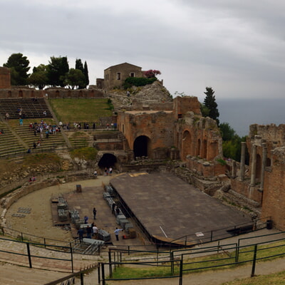 Vom antiken Theaterwesen zu den Komödien des Aristophanes